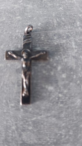 Ein anhänger kreuz aus - ein,